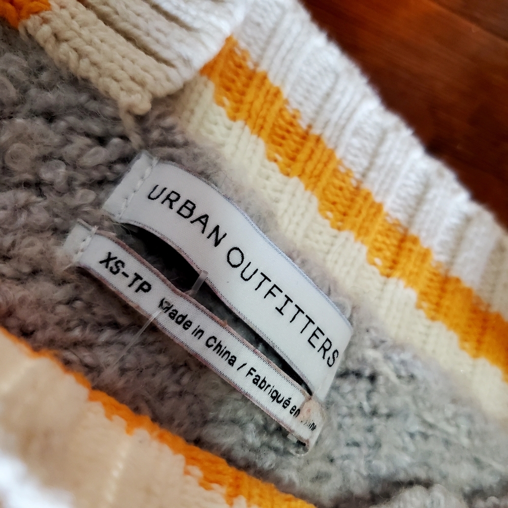 Urban Outfitters Sweater - Picture 7 of 7